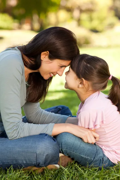 Happy mother with her daughter in the park — Stock Photo, Image