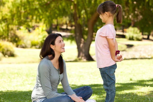 Neşeli anne ile kızını parkta — Stok fotoğraf