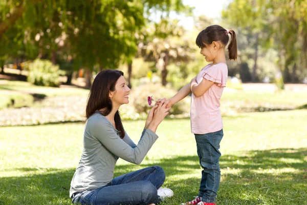 Radostné matka s dcerou v parku — Stock fotografie
