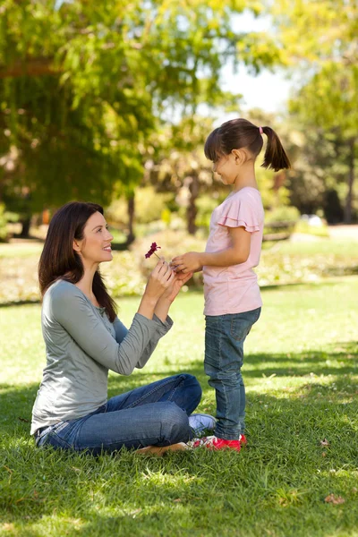 Mãe alegre com sua filha no parque — Fotografia de Stock