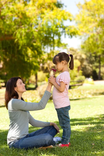 Glad mamma med sin dotter i parken — Stockfoto