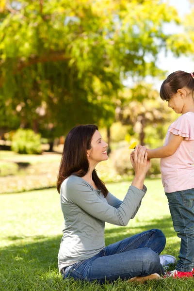 Beautiful mother with her daughter in the park — Stock Photo, Image