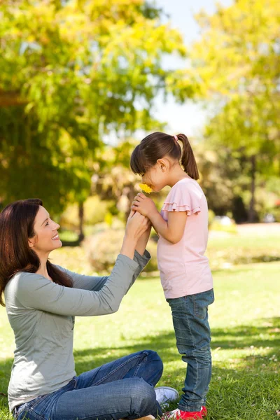 Schöne Mutter mit ihrer Tochter im Park — Stockfoto