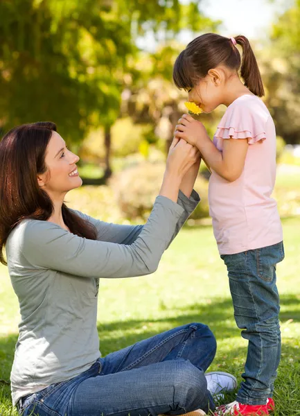 Güzel anne ile kızını parkta — Stok fotoğraf