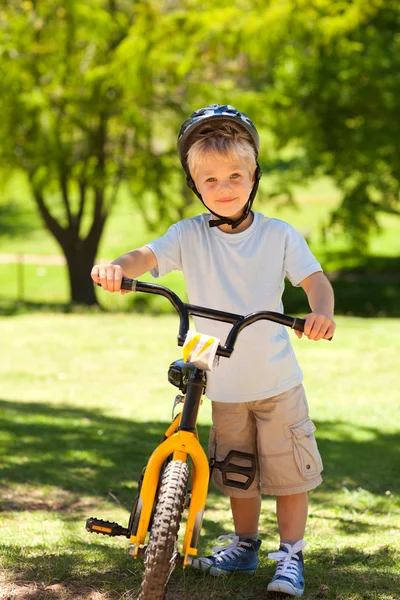 Jongen met zijn fiets — Stockfoto
