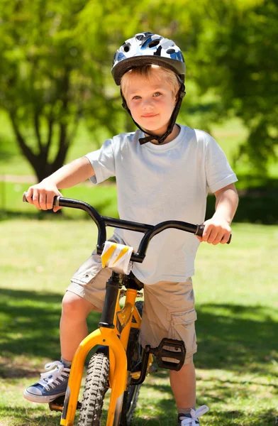 彼の自転車を持つ少年 — ストック写真