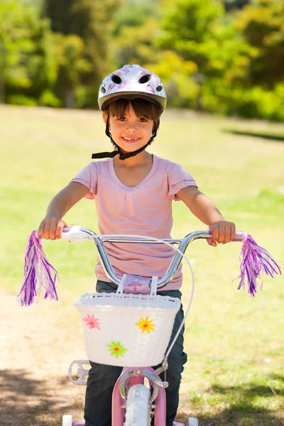 Chica con su bicicleta — Foto de Stock
