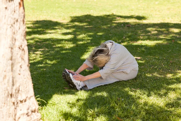 Onu streches Park yapıyor kadın kıdemli — Stok fotoğraf
