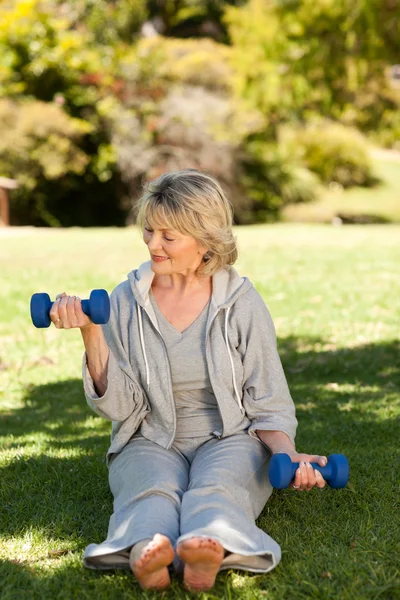 Mujer jubilada haciendo sus ejercicios en el parque —  Fotos de Stock