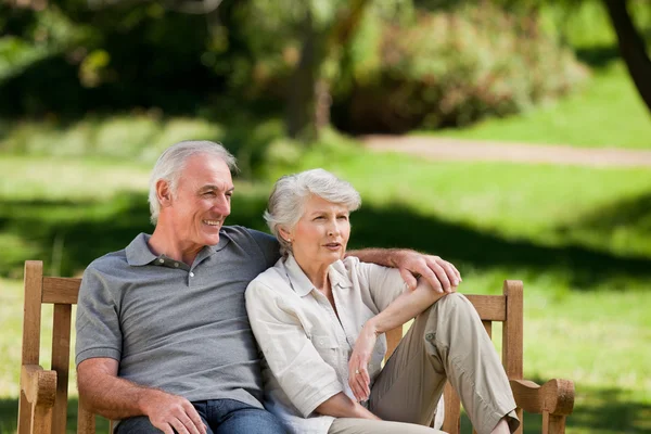 Bankta oturan yaşlı çift. — Stok fotoğraf