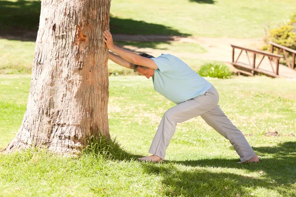 Ώριμος άνδρας κάνει του απλώνεται στο πάρκο — Φωτογραφία Αρχείου