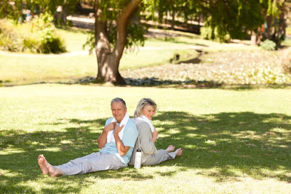 Paar na hun spannen in het park — Stockfoto