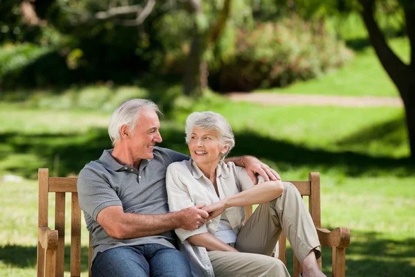 Coppia anziana seduta su una panchina — Foto Stock