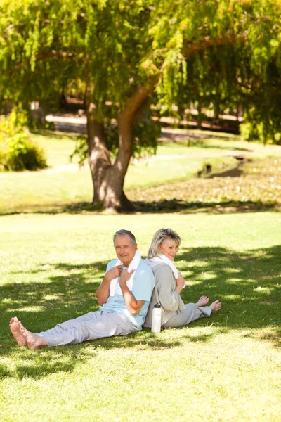 Couple after their streches in the park — Stock Photo, Image