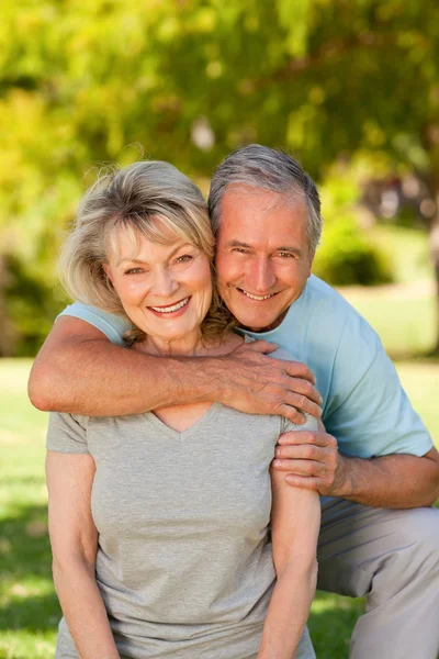 Porträt eines liebenswerten Senioren-Paares — Stockfoto