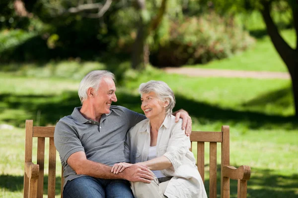 Senior couple sitting on a bench — Stock Photo, Image