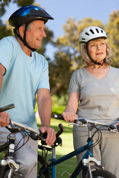 Bejaarde echtpaar met hun fietsen — Stockfoto