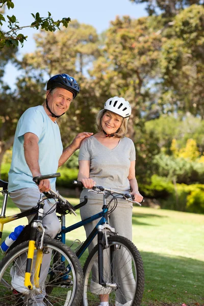 Couple de personnes âgées avec leurs vélos — Photo