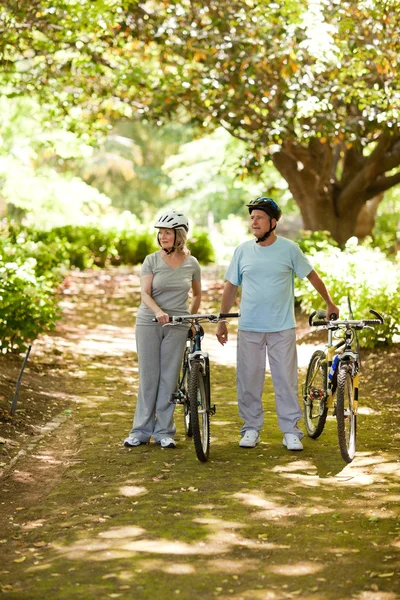 Met hun fietsen in het bos (echt) paar — Stockfoto