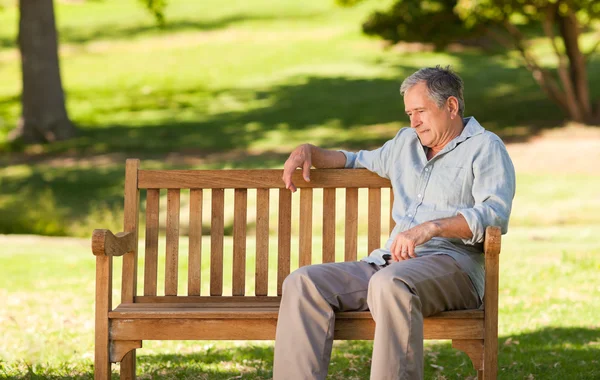 Anciano sentado en un banco —  Fotos de Stock