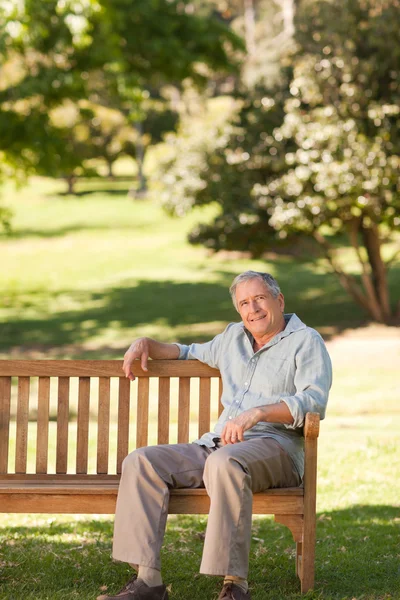 Anciano sentado en un banco —  Fotos de Stock