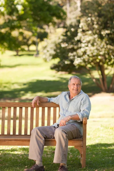 Ηλικιωμένος κάθεται σε ένα παγκάκι — Φωτογραφία Αρχείου