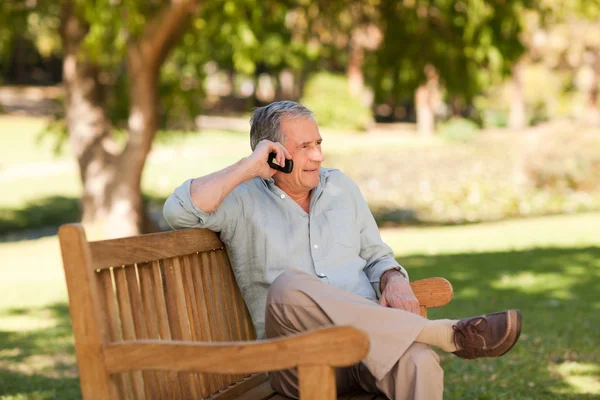 Зрелый мужчина звонит в парк — стоковое фото