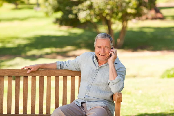 은퇴한 사람이 공원에 전화 — 스톡 사진