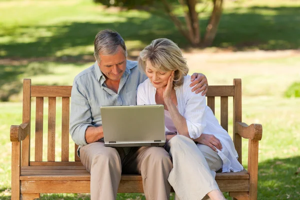 Äldre par som arbetar på deras laptop — Stockfoto