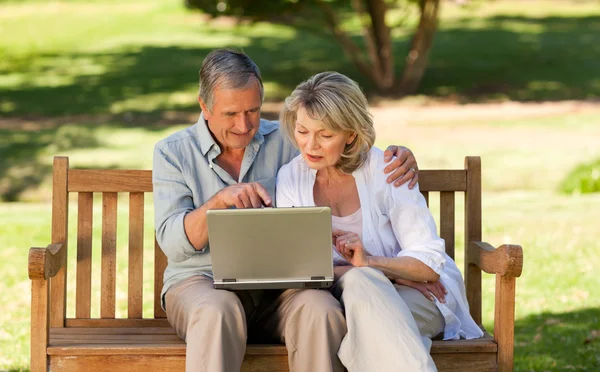 Starszy para pracujących na laptopa — Zdjęcie stockowe