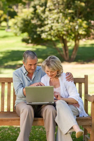 Seniorenpaar arbeitet an seinem Laptop — Stockfoto