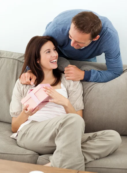 Gelukkig man geven een verrassing aan zijn vriendin terwijl u ontspant op — Stockfoto