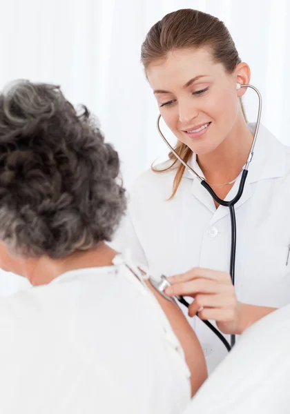 Nurse taking care of her patient — Stock Photo, Image