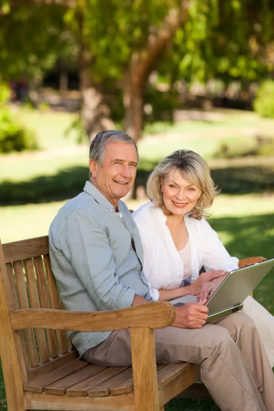 Seniorenpaar arbeitet an seinem Laptop — Stockfoto