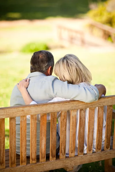 Couple âgé assis sur le banc avec le dos à la caméra — Photo