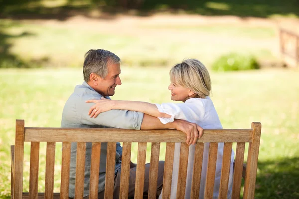 Felice coppia in pensione seduto sulla panchina — Foto Stock