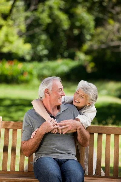 Зрелая пара обнимается в саду — стоковое фото