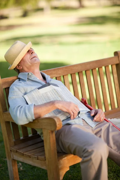 Senior man slapen op de Bank — Stockfoto