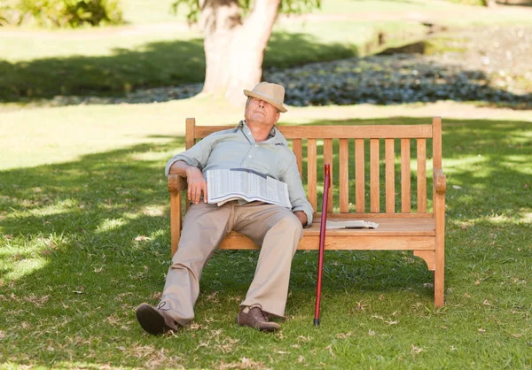 Senior man sleeping on the bench — Stock Photo, Image