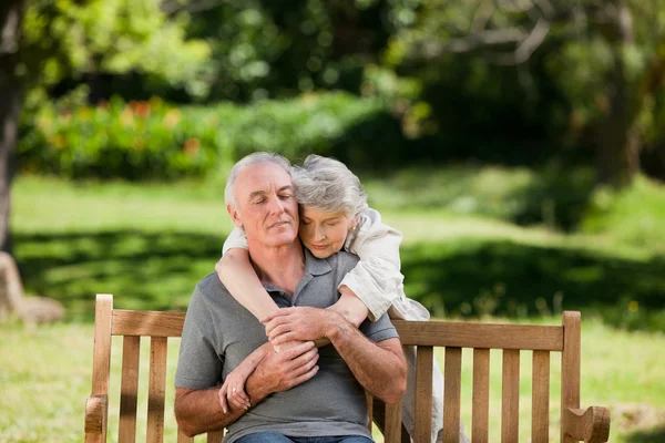 Starsza para przytulanie w ogrodzie — Zdjęcie stockowe