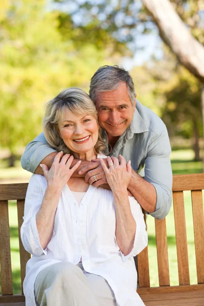 老人抱着他的妻子坐在板凳上是 — 图库照片