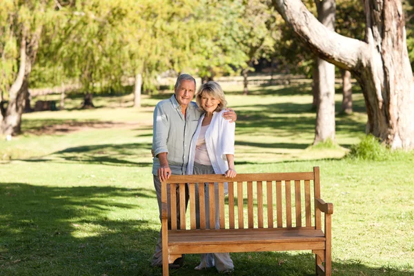 Портрет прекрасной пары за скамейкой — стоковое фото