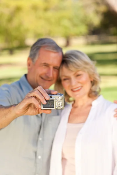 老年夫妇考虑在公园里的一张自己的照片 — 图库照片