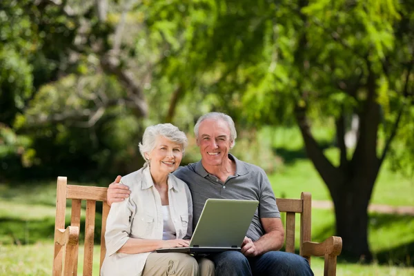 그들의 노트북을 보면 노인 부부 — 스톡 사진