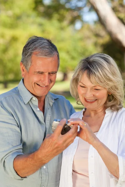 Äldre par ser på sin kamera — Stockfoto
