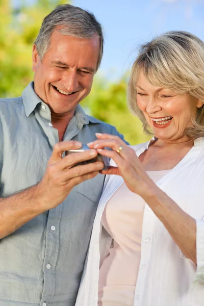 Äldre par ser på sin kamera — Stockfoto