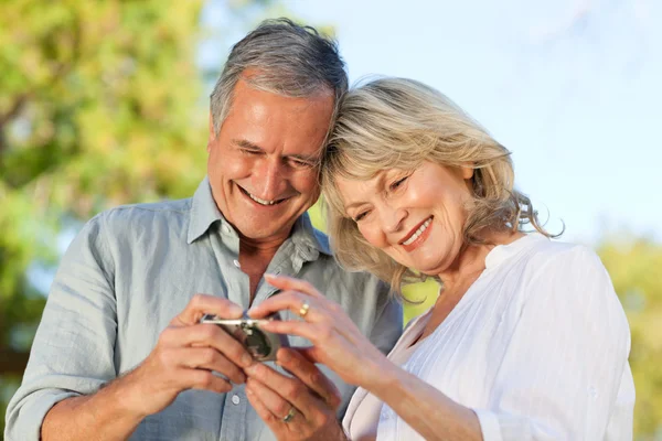 Ouder paar kijken naar hun camera — Stockfoto