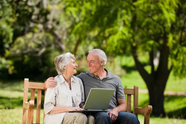 Bejaarde echtpaar kijken naar hun laptop — Stockfoto