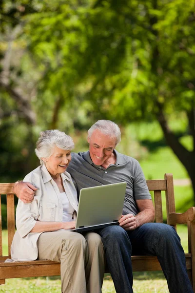 Пожилая пара смотрит на свой ноутбук — стоковое фото