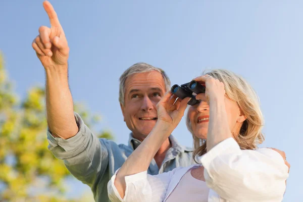 Paret tittar på himlen med sina kikare — Stockfoto